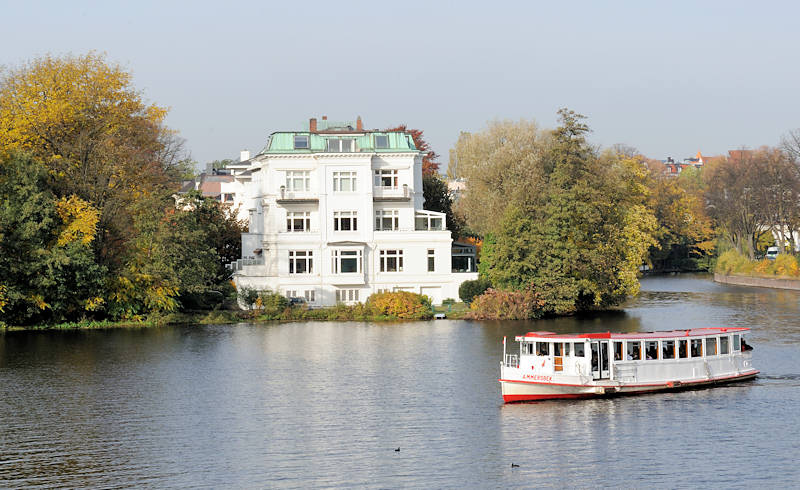 2550_0693 Herbstimmung an der Alster in Hamburg, herbstliche Bäume am Ufer des Wassers. | Alsterschiffe - Fahrgastschiffe auf der Alster und den Hamburger Kanälen.
